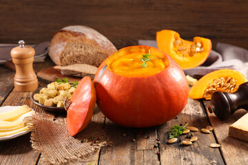 Obraz na płótnie Canvas pumpkin soup with crouton and cheese