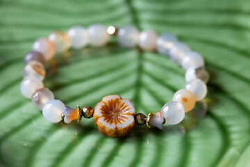 Beautiful faceted agate beads bracelet with flower shape glass bead
