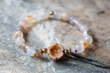 Beautiful faceted agate beads bracelet with flower shape glass bead