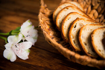 slices of sliced white bread lie on a wooden table