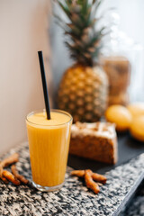 vegane Gerichte, yellow smoothie
