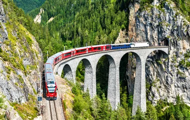 Photo sur Plexiglas Viaduc de Landwasser Train de voyageurs traversant le viaduc de Landwasser dans les Alpes suisses