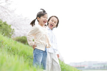 Fototapeta premium 草原で立つ子供