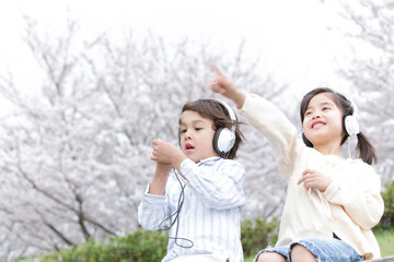 ヘッドフォンで音楽を聴く子供