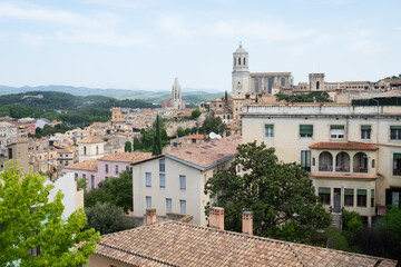 Obraz premium The beautiful cityscape, great cathedral and the red roofs of the medieval city of Girona, Spain