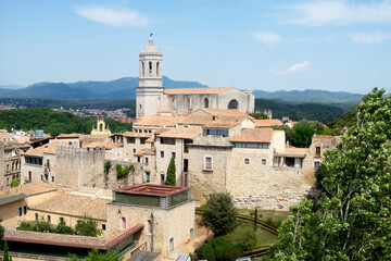 Obraz premium The beautiful cityscape, great cathedral and the red roofs of the medieval city of Girona, Spain