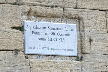 plaque de marbre sur le pont du Gard dédié à l'ingénieur Henri Pitot - Gard - France