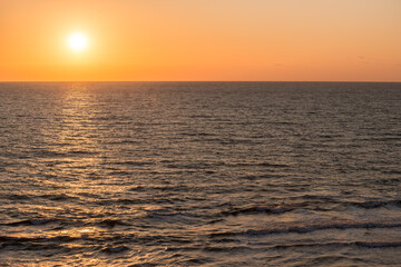 海に沈みゆく太陽