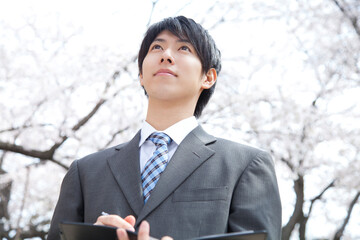メモするビジネスマン