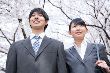 笑顔の新入社員