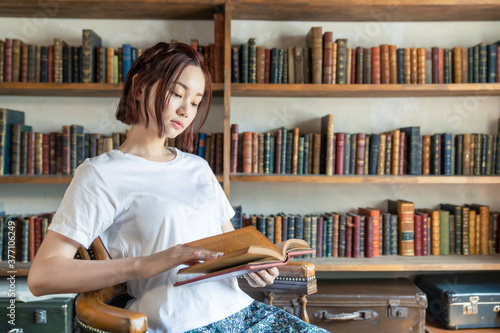 読書イメージ 本を読む女性 Wall Mural Wallpaper Murals Metamorworks