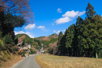 青空に映える秋の里山（大阪府高槻市仁科の安威川沿い）