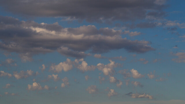 Ciel instable, pr&eacute;sence d'altocumulus castellanus, pr&eacute;curseurs d'un temps orageux