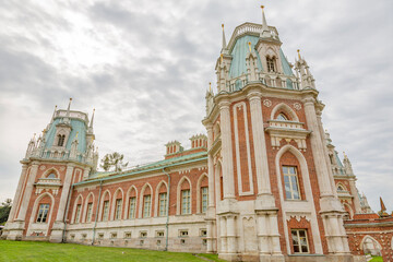 Obraz premium Part of the architectural ensemble of the historical museum-estate Tsaritsyno. Fine example of the 18th century architecture and park landscaping. Moscow, Russia