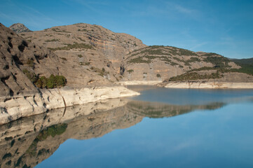Fototapeta na wymiar Reservoir of Vadiello in the Guatizalema river. Natural Park of the Mountains and Canyons of Guara. Huesca. Spain.