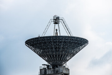Intercontinental large antenna for communication