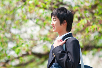 笑顔の男子高校生