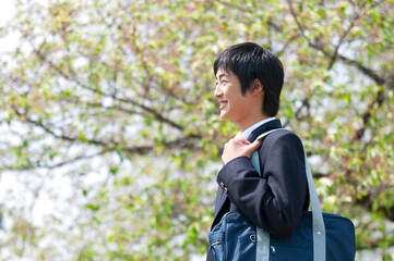 笑顔の男子高校生