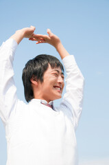 伸びをする男子高校生