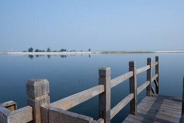 Obraz premium wooden pier on peaceful blue
