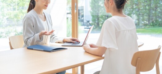 営業をする女性