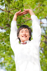 伸びをする男子高校生