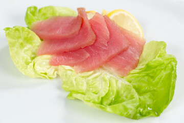 Зелень заготовки для суши снятое на белом фоне