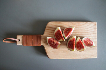 cut figs lie on the cutting board