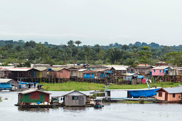 Fototapeta na wymiar Casas flutuantes nas proximidades do porto de Cacau Pirera .