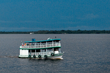 Gaiola navegando no rio negro..