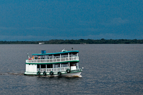 Gaiola navegando no rio negro..
