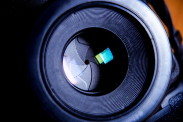fotografía del lente 50mm de una cámara mostrando las cortinillas del mismo con un diafragma muy cerrado