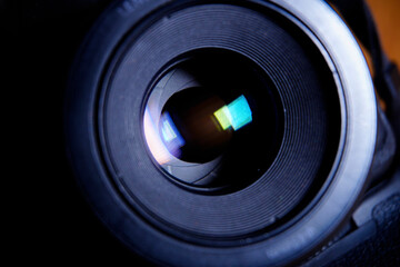 fotografía de un lente de camara en un diagragma 5.6 u 8  mostrando las cortinillas del lente