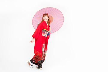 和傘を差す振袖姿の女性