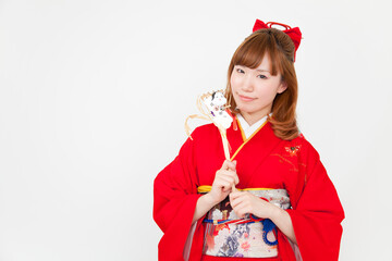 熊手を持つ振袖姿の女性