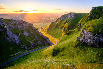 Golden Sunrise through Winnats Pass in the Peak District, Derbyshire, England - obrazy, fototapety, plakaty