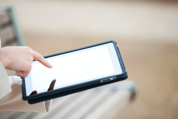 タブレットＰＣを操作する女性 © Paylessimages