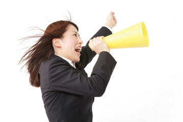 メガホンを持って叫ぶ新入社員