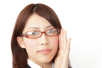 眼鏡をかけて微笑む新入社員