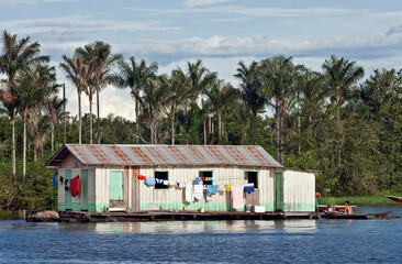 Casa flutuante as margens do rio Negro