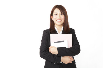 資料を持つ新入社員