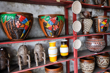 Artesanato feito de barro em exposição em loja nodistrito de Icoaraci.