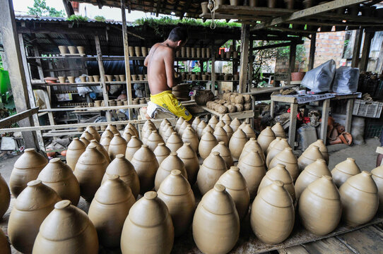 Artes&atilde;o trabalhando com argila torneando pe&ccedil;as no distrito de Icoaraci.