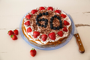 Selbstgemachte vegane Erdbeertorte.