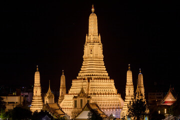 Naklejka premium タイの有名寺院ワットアルンの夜景