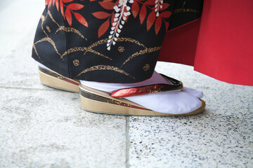 振袖姿の女性の足元