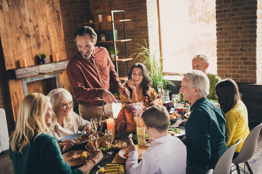 Photo Of Full Family Eight People Gathering Sit Two Little Kids Bristled Father Cut Fry Turkey Lovely Talking Funny Laugh Served Dinner Big Table Generation In Evening Living Room Indoors