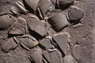 様々な形の破片が貼り込まれた壁