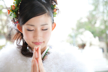 お参りをする振袖姿の女性
