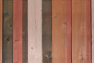 少しずつ違う茶系の板が並んだ壁